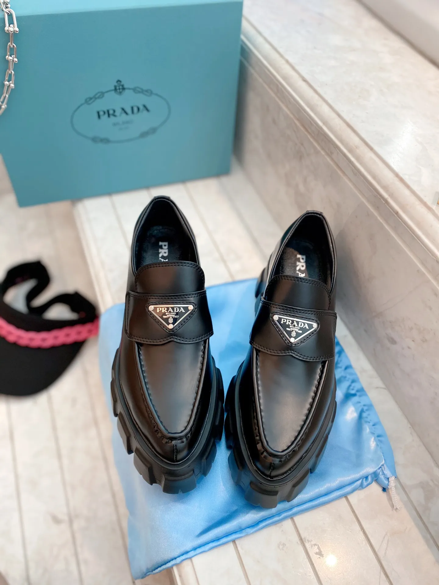 👟👟Ex-factory price P480👟👟 👟👟Ex-factory price PRADA Prada 2021 spring and summer upgraded version of triangular logo loafers. Compared with last year's old loafers, the triangle logo of this one has been changed to silver, and a gear print design has been added to the welt. It feels more delicate and fashionable! The thick-soled design can add a lot of height to your feet!  Purchase the original, disassemble and reproduce it to restore the authentic taste. The top purchasing version!  qThe upper is made of original open-edge beaded cowhide, which is super textured. The lining is made of top-grade mixed sheepskin. z👟👟Ex-factory price: P molded outsole, non-slip and wear-resistant, code number 35-41